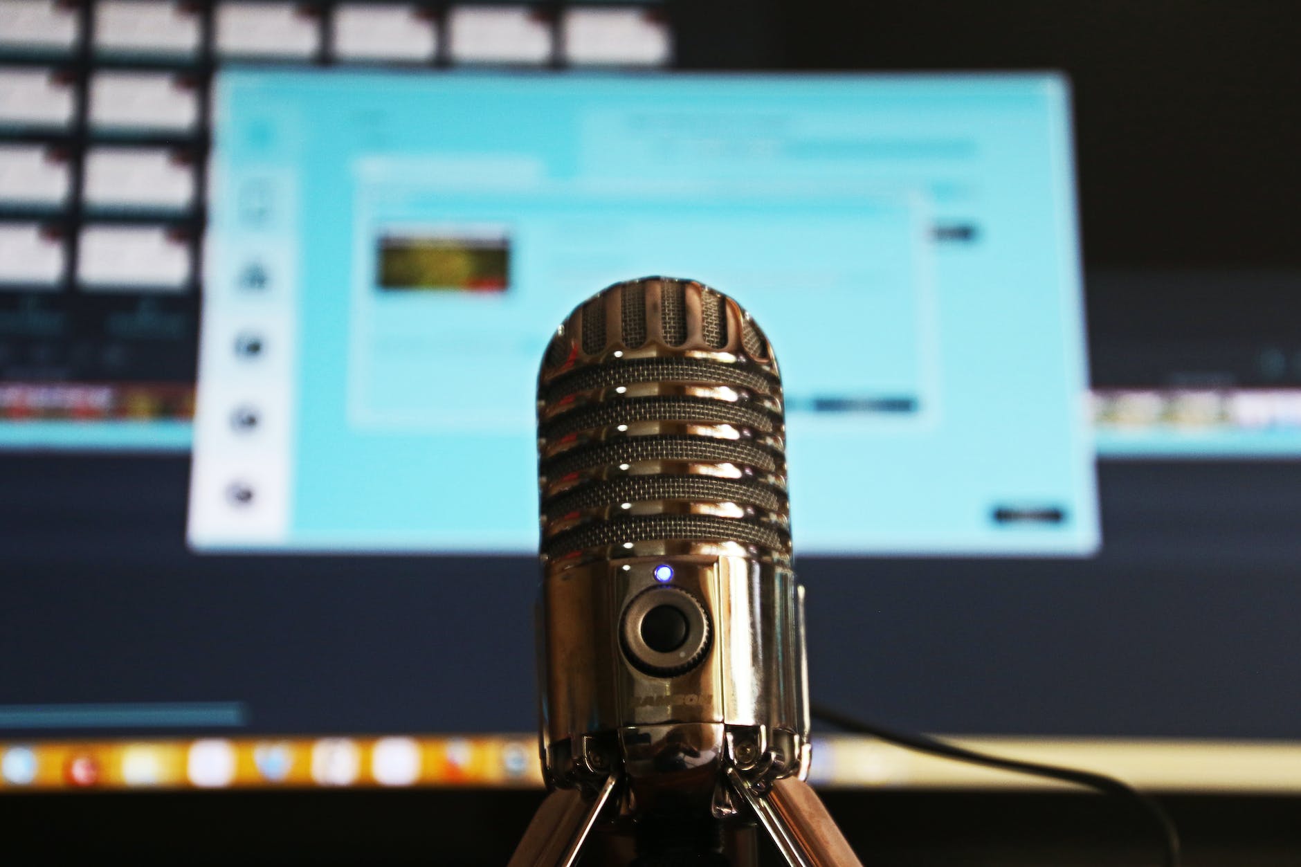 Selective focus photography of a gray stainless steel condenser microphone